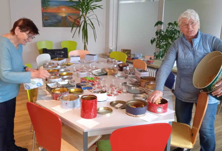 Als Dankeschön für die gute Zusammenarbeit und für das Aufstellen von Spendendosen werden fleissig zif Hunderte von Plätzchen gebacken, sortiert und verteilt.